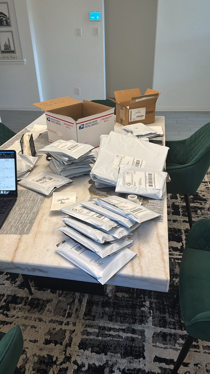 nadirflipsFBA's tweet photo. @flips4miles Santa sent me a bunch of FBM packages to ship out 💰 https://t.co/AY2ptrWFJc