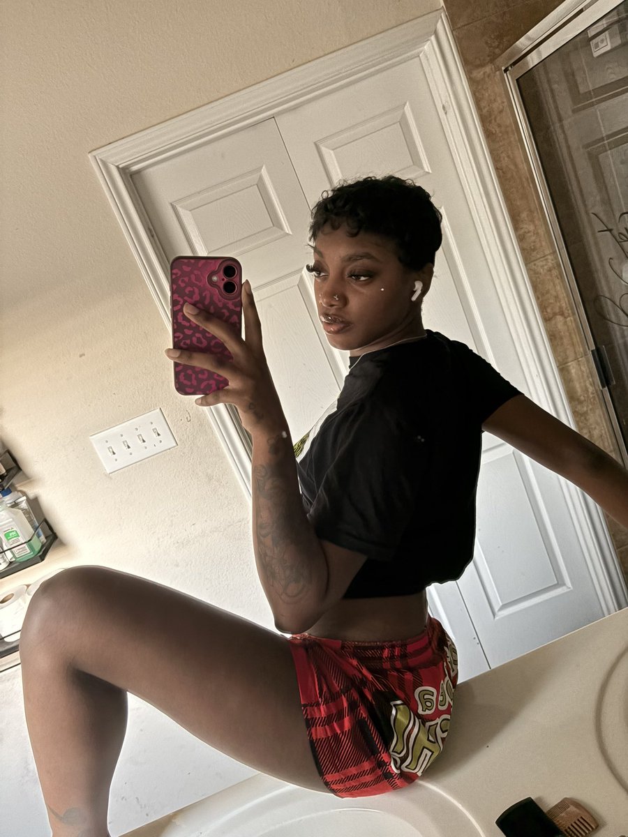 baddieon_lock's tweet image. The grinch stole my 🐱😩💦