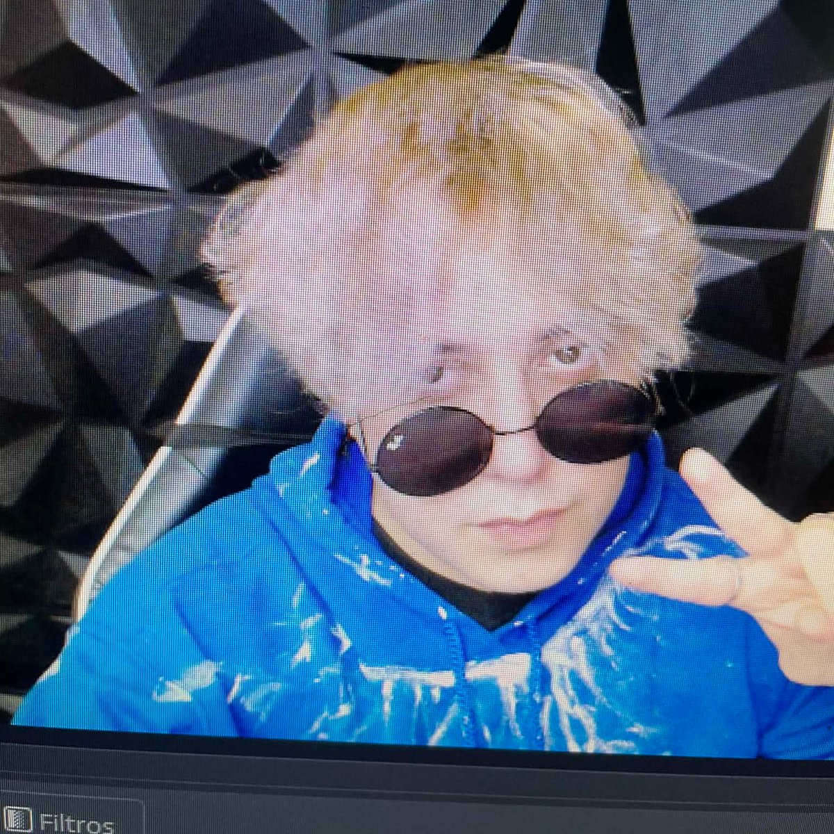 SweetMask12's tweet image. FELIZ NAVIDAD MIS KINGS, no tengo suéter navideño asi que toco improvisar pal video jodido del sweet