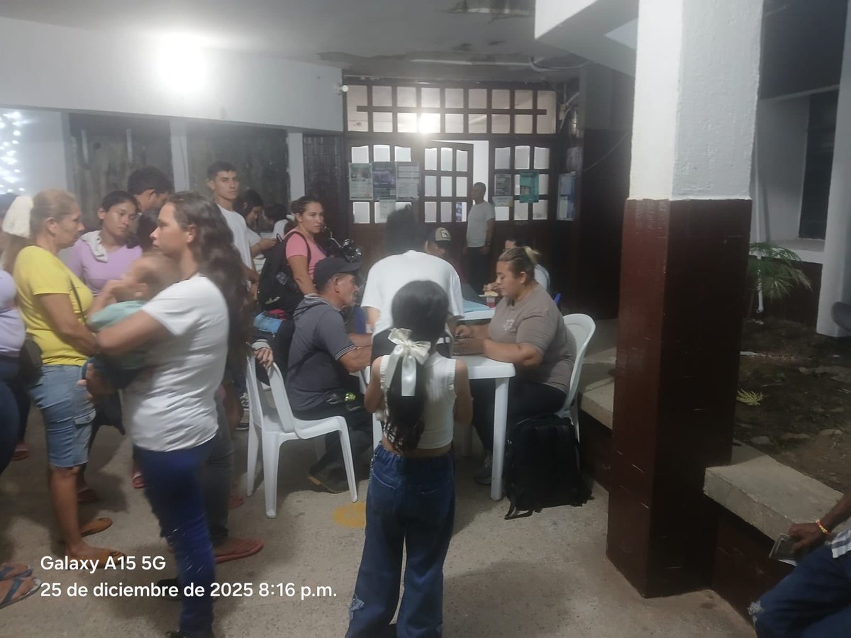 jhonjacome's tweet image. #ATENCIÓN A esta hora más de 150 personas, incluidos bebés de escasos días de nacidos, se encuentran en la Alcaldía de Tibú buscando refugio tras huir de los graves enfrentamientos que se registran desde ayer sobre la vía a La Gabarra, especialmente en los kilómetros 14, 16 y 25.…