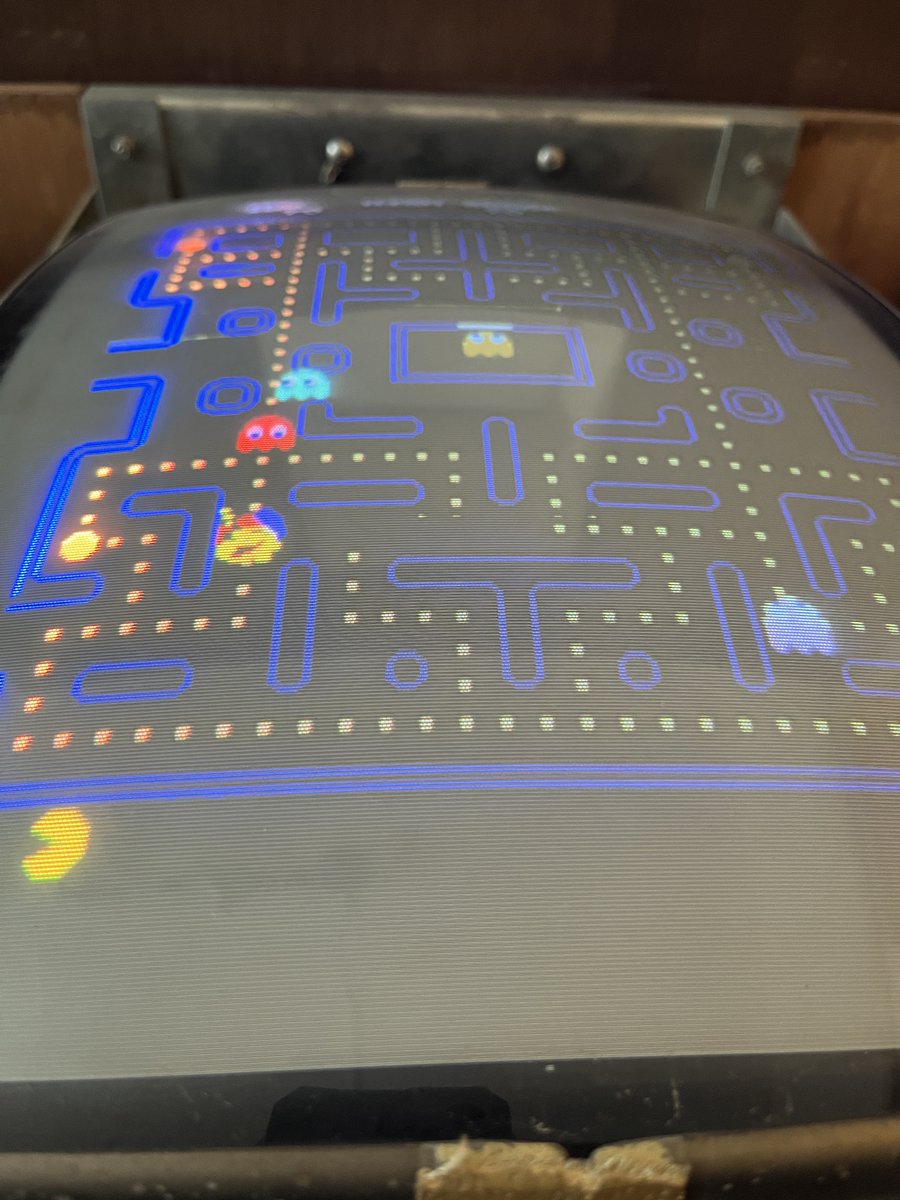 rolling_u's tweet image. 年末恒例、年1回の火入れ（電源投入）とホコリ取り。

1980年代の筐体で、気づけば45年近いけど、今年も動いた。

もう人間のほうが先にガタが来そう。

我が家のリビングテーブルは、「ハングリーマン」のパチもん、「ポパイマン」！

#レトロゲーム