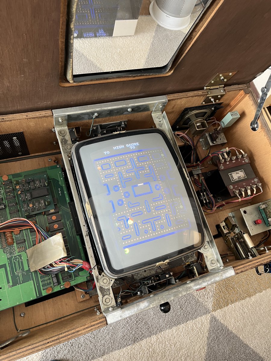 rolling_u's tweet image. 年末恒例、年1回の火入れ（電源投入）とホコリ取り。

1980年代の筐体で、気づけば45年近いけど、今年も動いた。

もう人間のほうが先にガタが来そう。

我が家のリビングテーブルは、「ハングリーマン」のパチもん、「ポパイマン」！

#レトロゲーム