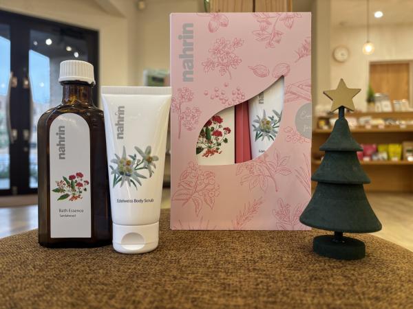 Forstandard's tweet image. 【キレイエの人気記事：冬のバスタイムを楽しむ限定コフレ!】

心まで和らぐ冬の贈り物💕「ナリン」ウィンターバスタイムセット

#キレイエ #kireie

（記事を書いた店舗：サンテラボ 福井高柳店 / 福井県福井市）

kireie.com/timeline/30792…