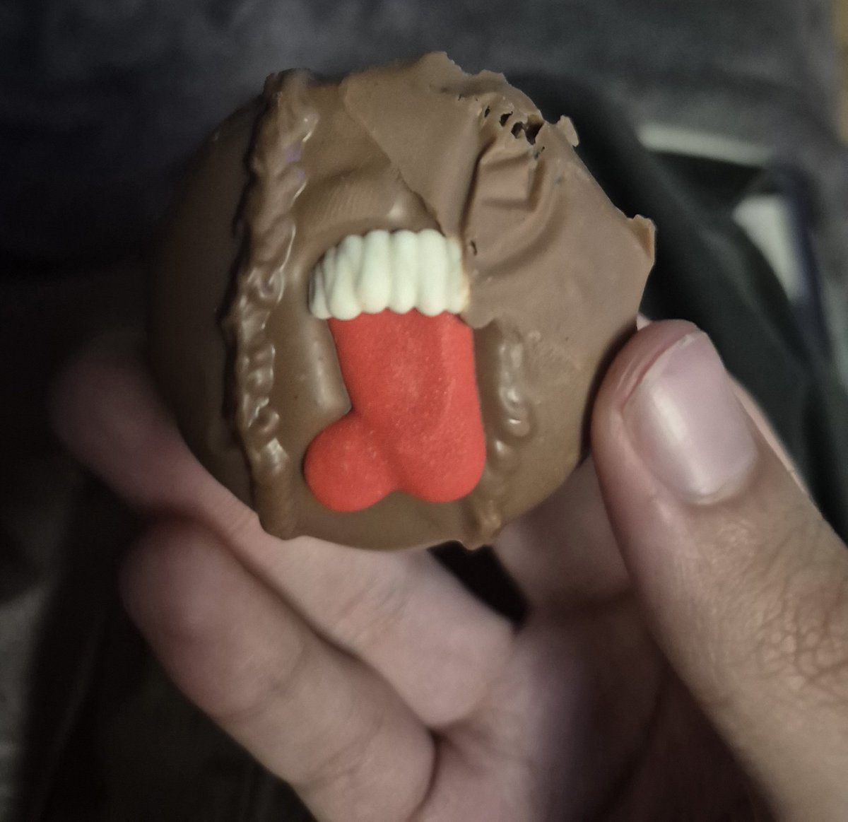 bigslarttus's tweet image. why tf my chocolate covered christmas oreo look like "when the spinach hits harder than expected"