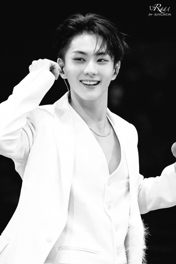 junfgwon's tweet image. No crown needed. 𝗝𝘂𝗻𝗴𝘄𝗼𝗻 is the 𝗳𝗶𝗻𝗲𝘀𝘁 vampire.