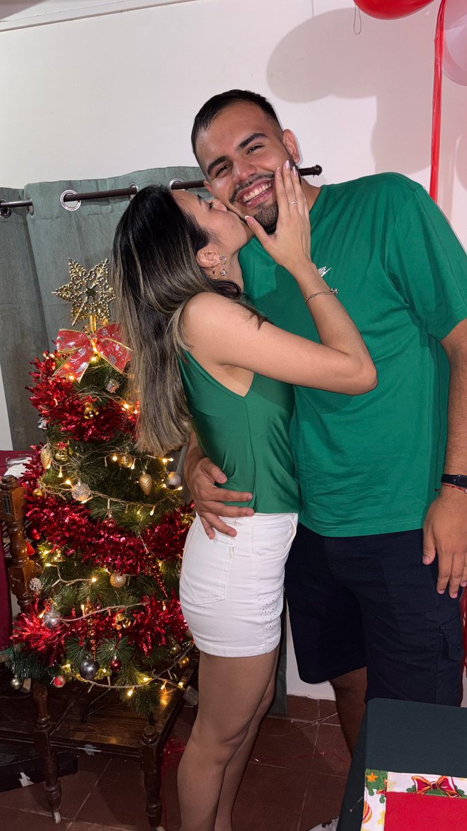 johanbidondo's tweet photo. Nuestra tercera Navidad💚 https://t.co/vo94Ko9yVd