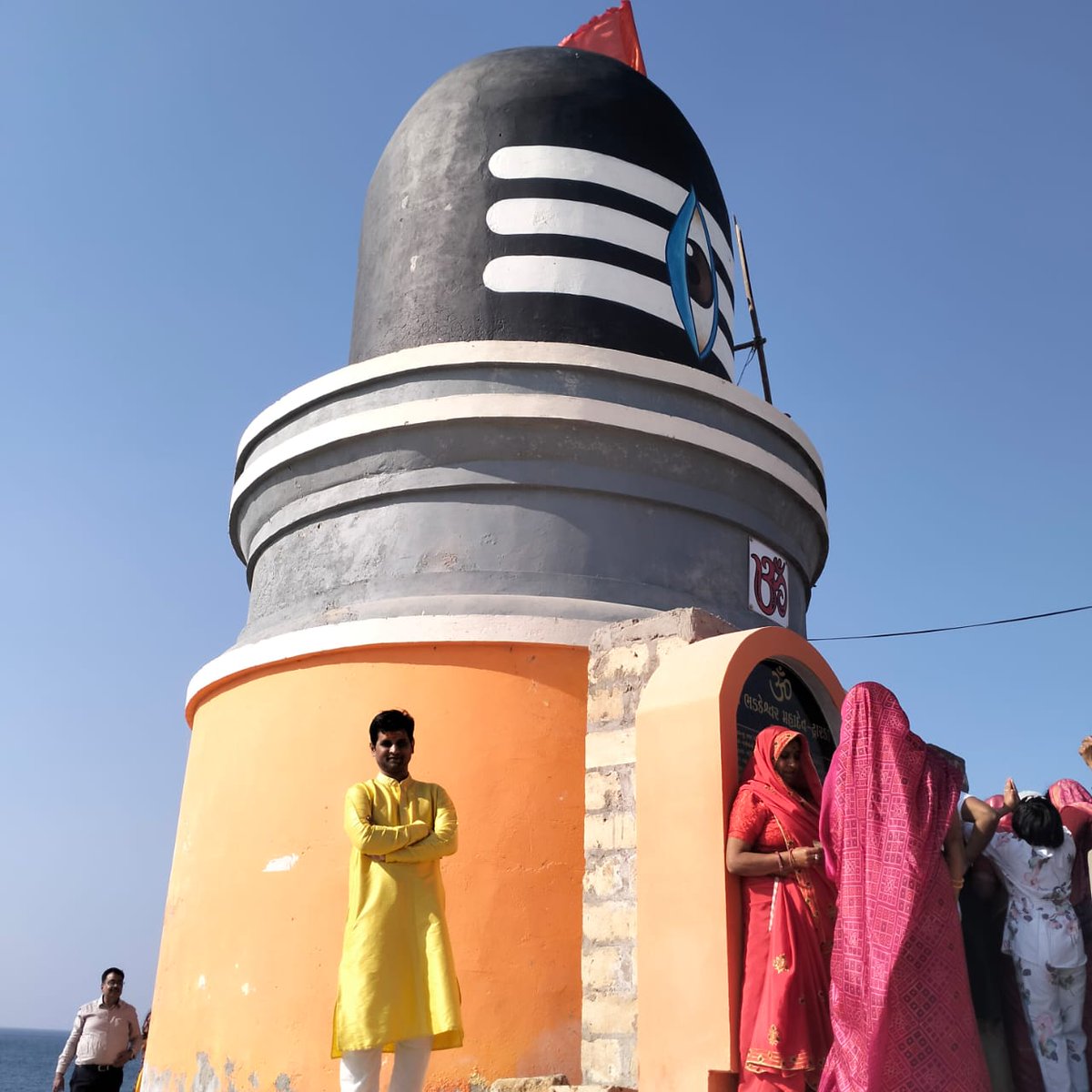 మహా శివుని 12 జ్యోతిర్లింగాలలో ఒకటైన నాగేశ్వర్ జ్యోతిర్లింగ దేవస్థానాన్ని సందర్శించాను. ఇక్కడి శివ లింగం స్వయంభు. శివుడు స్వయంగా తన భక్తురాలిని కాపాడటానికి ఇక్కడ దారూక అనే రక్షసున్ని సంహరించడం వల్ల ఇది 12 జ్యోతిర్లింగాలలో ఒకటిగా ప్రసిద్ధి చెందింది. ఇక్కడ శ్రీ కృష్ణుడు శివుని