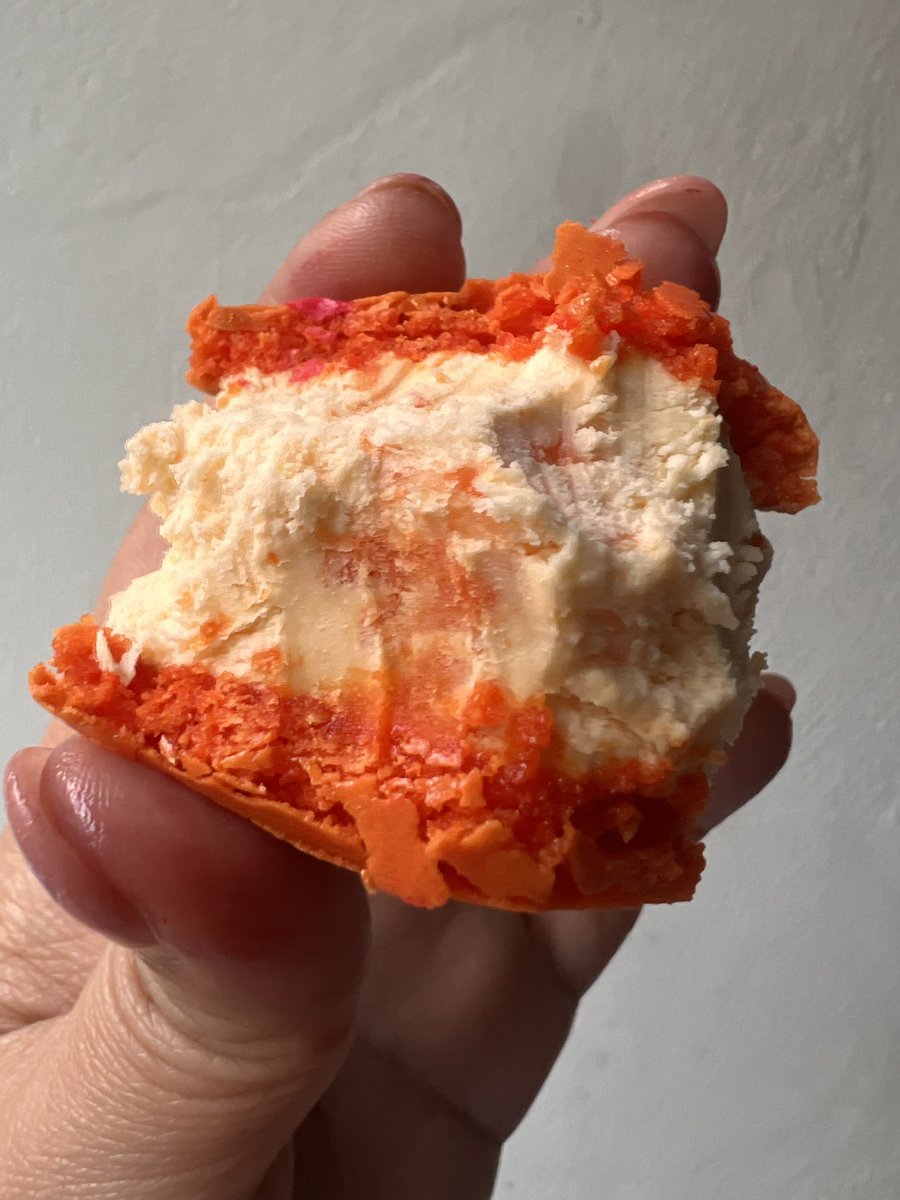 MinimamPi's tweet image. เอาสิ รสต้มยำกุ้งจาก @souri_bkk  อร่อยมากกก มันต้มยำจริง คำแรกที่กัดแต่ยังไม่ได้เคี้ยวก็คือเหมือนครีมชีสรสอื่นๆ แต่พอเคี้ยวเท่านั้น มหัศจรรย์มาก ความเผ็ดจี๊ดจ๊าดมาละ ความเปรี้ยว ความหอมต้มยำชัดเจน  ตรงกลางน่าจะเป็นเนื้อกุ้ง ลงตัวเว่อร์ เป็นของดีของไทยได้เลย 👍🏻 
#souri #souribkk