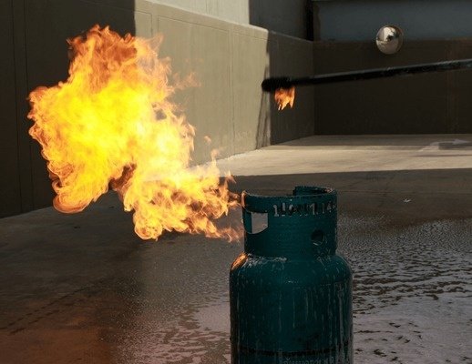 किचेन में रखे गैस सिलेंडर से गैस लीक हो जाए तो सबसे पहले क्या करें, आइए जानते है। 

जब रसोई में एलपीजी गैस की गंध आए, तो घबराने के बजाय तुरंत सही कदम उठाना ज़रूरी है। 

एलपीजी हवा से भारी होती है, इसलिए यह नीचे फैलती है और ज़रा-सी चिंगारी से विस्फोट हो सकता है। सबसे पहला काम है