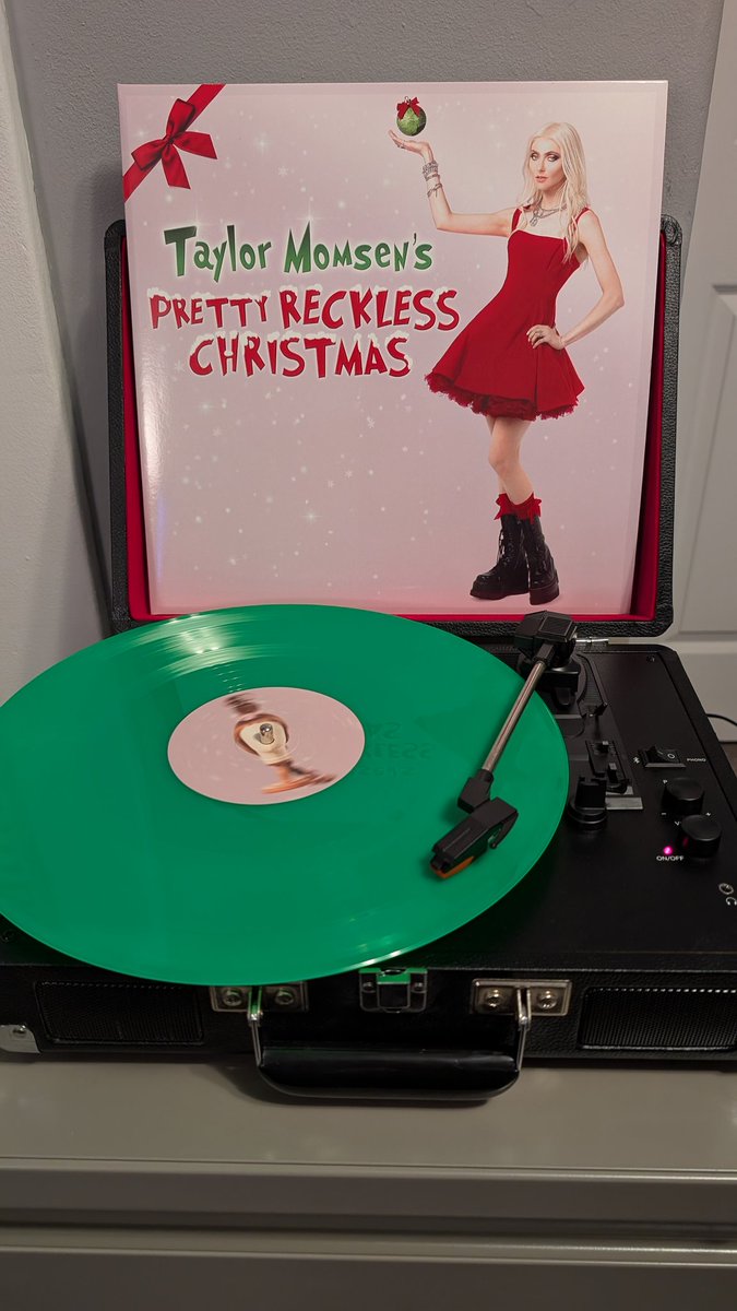RaymondTwenty2's tweet photo. A pretty reckless Christmas @TPROfficial @taylormomsen https://t.co/VacSxnZDLe