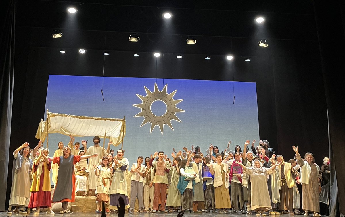 GpollsG's tweet photo. Un any més, els Pastorets de Girona tornen a pujar a l’escenari amb un gran equipàs que fa que cada Nadal puguem gaudir d’una de les tradicions més arrelades a Catalunya i que relliga tradició i actualitat. 
Mil gràcies @elspastoretsgi https://t.co/EzfFHCxYTB