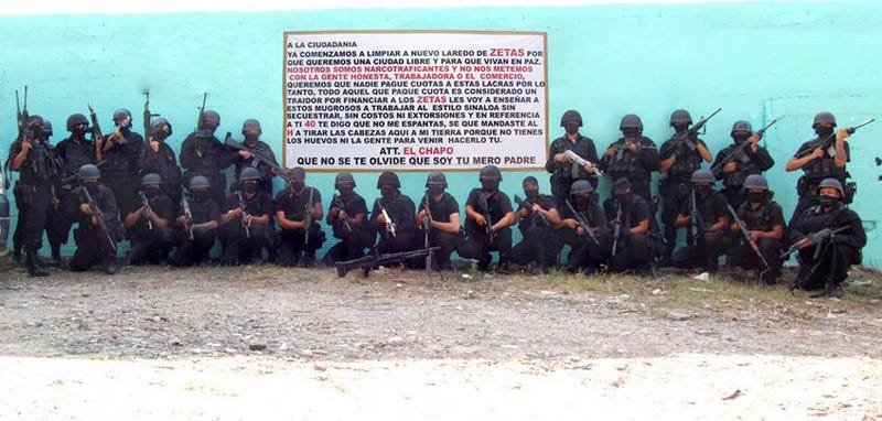 VivoenMarte2's tweet photo. Eso fue en el 2011-2012 y fue el Cartel del Golfo fue cuando entraron a #NuevoLaredo en esas fechas duraron el mismo tiempo que duro el encargado de la policía federal de Nuevo Laredo que supuestamente los apoyo para meterse en esos meses. 

Usaron el nombre del "Chapo Guzmán" y del "Cartel de Sinaloa" para meterle miedo o confusión a "Los Zetas" si no me equivoco aún que en otros rumores dicen que si apoyaron en esa incursión que lo dudo.