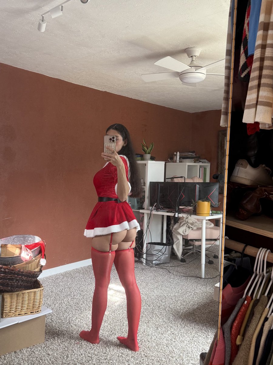 uhveenyuh's tweet image. merry christmas 🎁