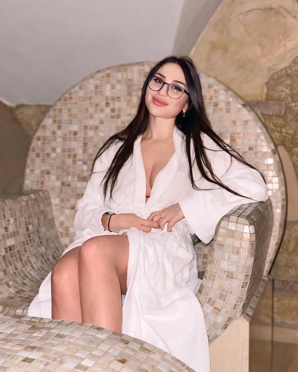 ukrainewomen_'s tweet image. Be honest… would you reply to my DM? 😏