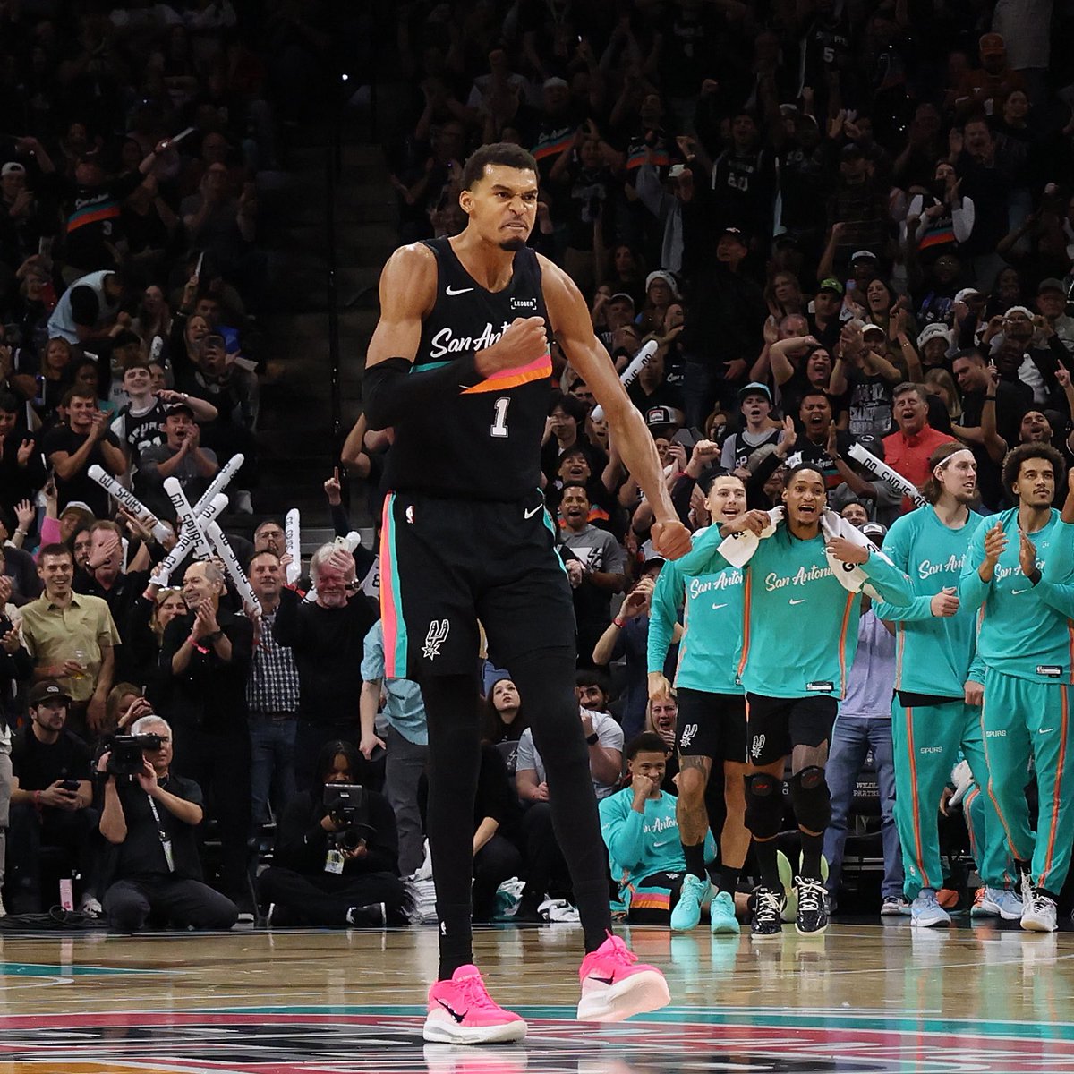 Media_FrenchRap's tweet photo. CET HOMME EST EN MISSION POUR DÉGOÛTER LES CHAMPIONS NBA 💀 https://t.co/5lVBUrNYJm