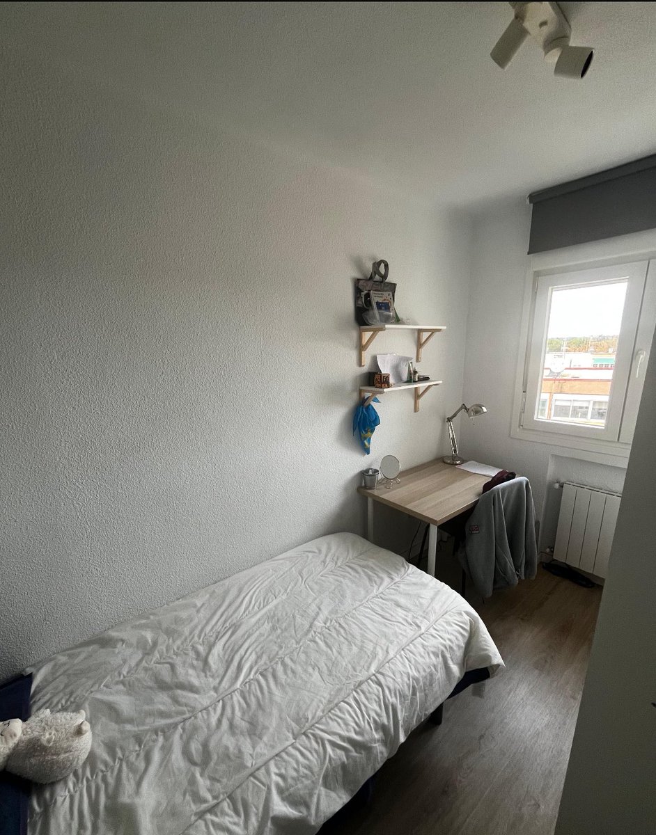 joderilea's tweet image. holaa, yo y una amiga nos vamos del piso en Madrid y necesitamos reemplazo!! estás son las dos habitaciones, están en campamento al lado de la línea 10 y 5, más info al privado 🫡🫡#alquilermadrid #habitacionesmadrid