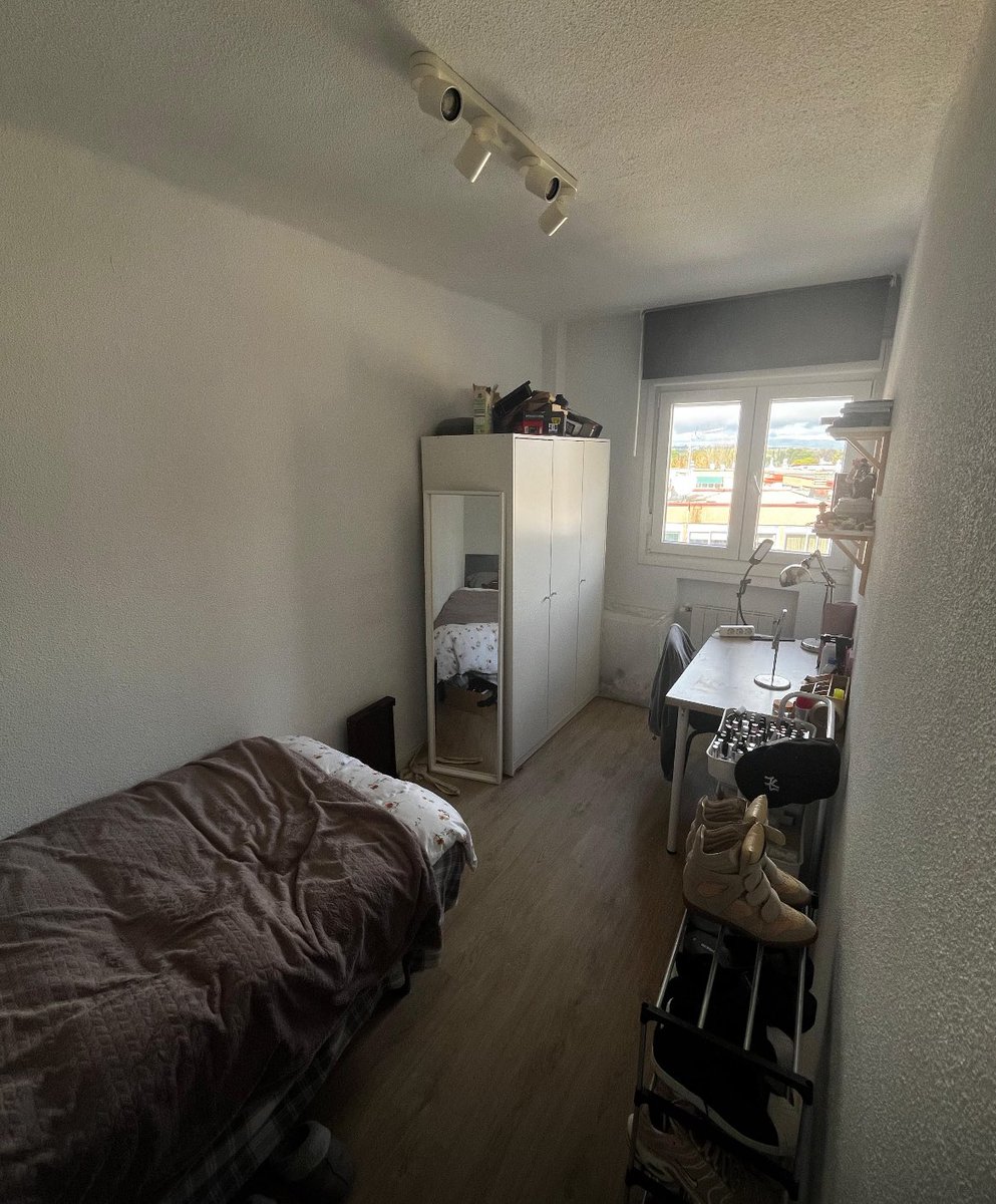 joderilea's tweet image. holaa, yo y una amiga nos vamos del piso en Madrid y necesitamos reemplazo!! estás son las dos habitaciones, están en campamento al lado de la línea 10 y 5, más info al privado 🫡🫡#alquilermadrid #habitacionesmadrid