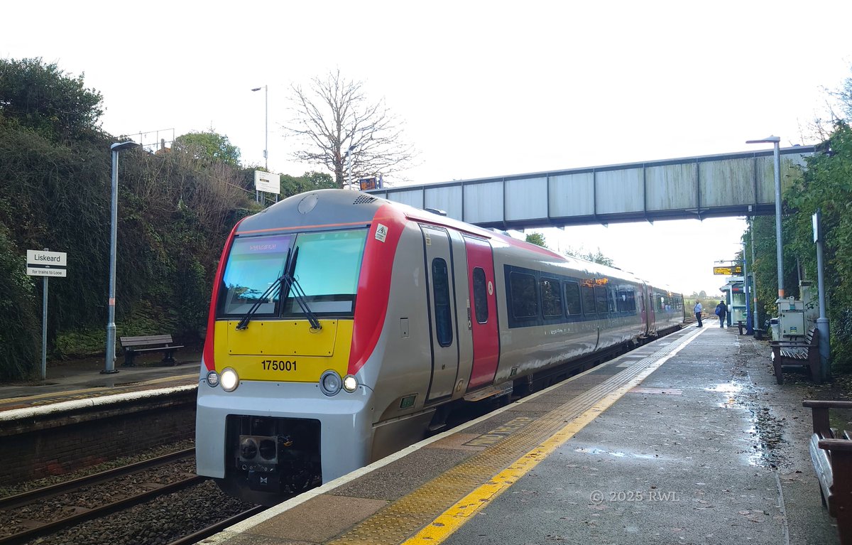 anamyd1's tweet image. Great Western Railway 175001 at Liskeard and Plymouth railway stations, some GWR interior stuff on 175001, and a view out of the window of 175001 coming into Saltash, all on 2C26 1340 Plymouth to Penzance on Fri 19/12/25 (only the 5th day of GWR 175 passenger service). #class175