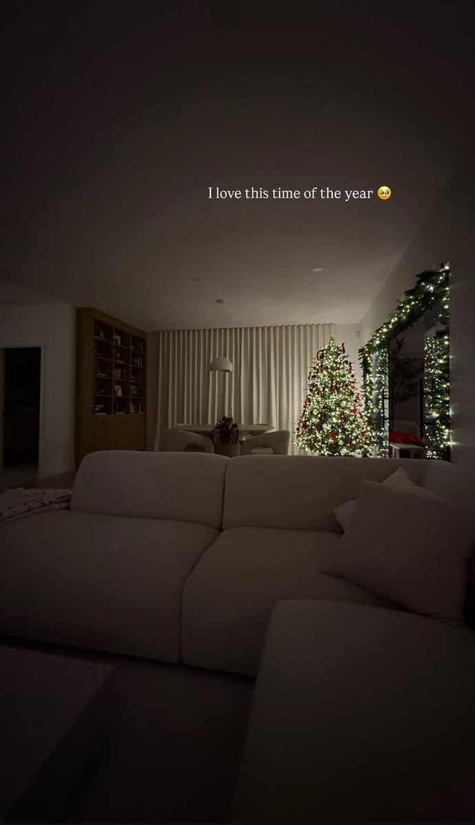 Merry Christmas To everyone on X make sure you like and retweet to make my day love you 🥰