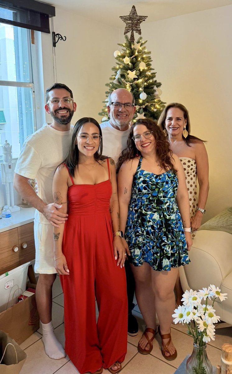 anibalacevedo's tweet photo. Antes de que termine el día, queremos desearles feliz Navidad 🎄🎁. Espero lo hayan pasado lindo, al igual que nosotr@s, en familia. Felicidades de nuestra parte, Zoé y Aníbal https://t.co/9sPztHu7oU