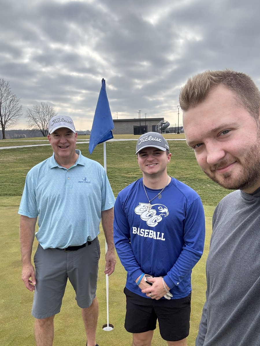 Tom_Maassen's tweet photo. Had a nice mid-morning Christmas Day nine hole outing with these two!

Merry Christmas!! https://t.co/jbkLfxn04R