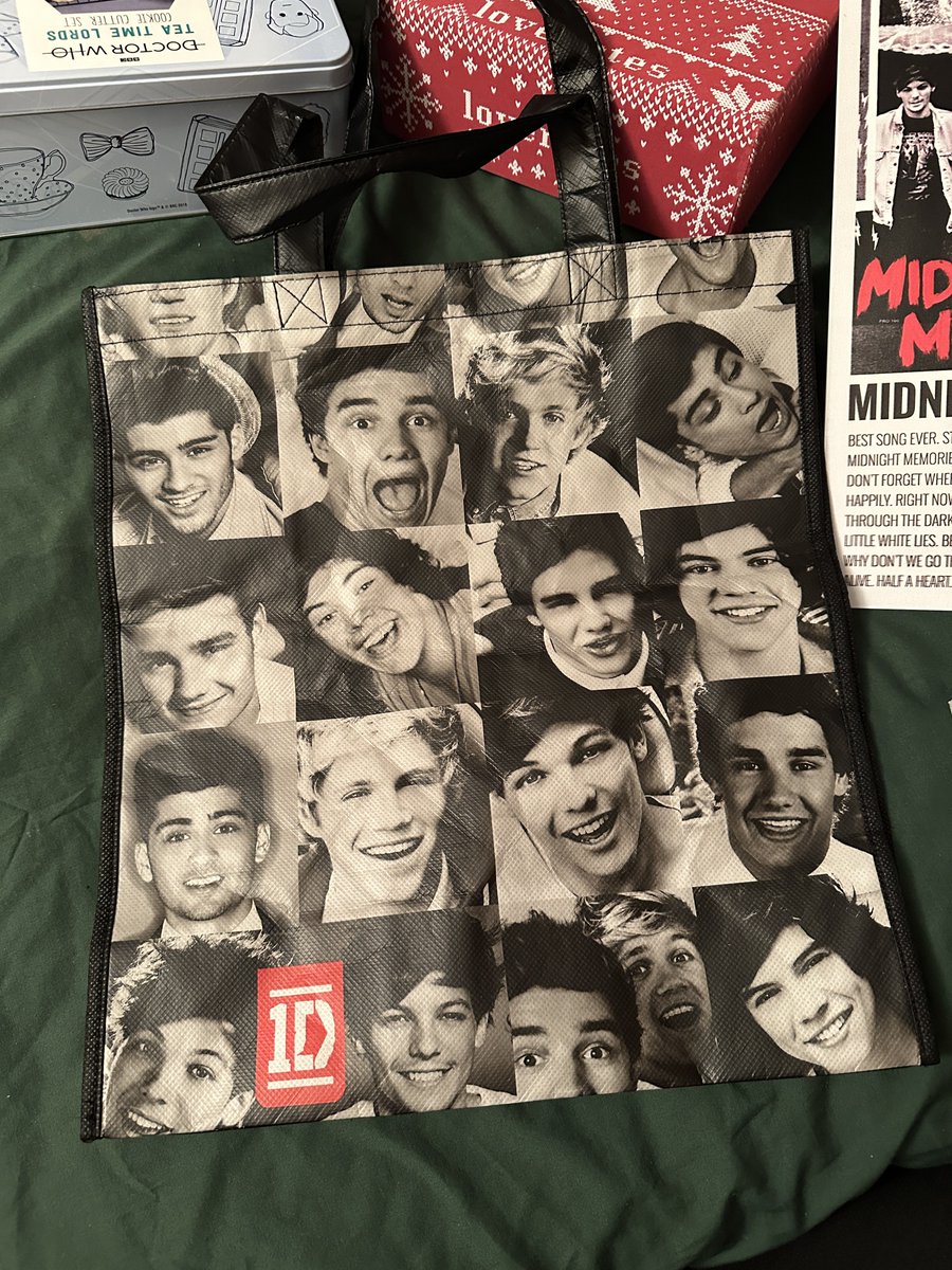 racheIaIi's tweet photo. every year my mum buys the nichest one direction thing for christmas and the collection i have is so funny it’s genuinely my favourite tradition https://t.co/dl4bY93fLc