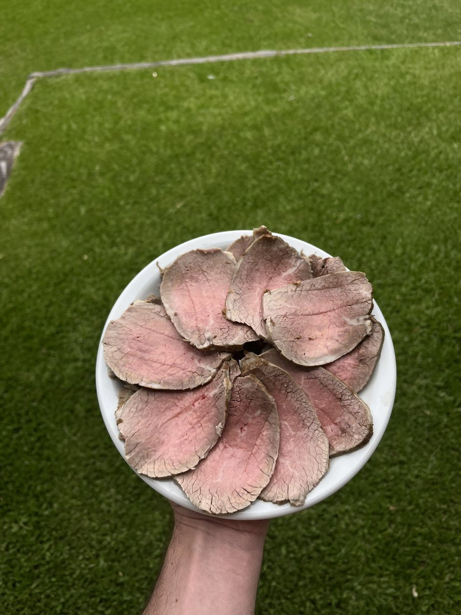 No hagan un vitel toné gris
El peceto 12 hs en salmuera al 8% y cocinarlo en caldo sin hervir no mas de 30 min.
Para una más feliz navidad