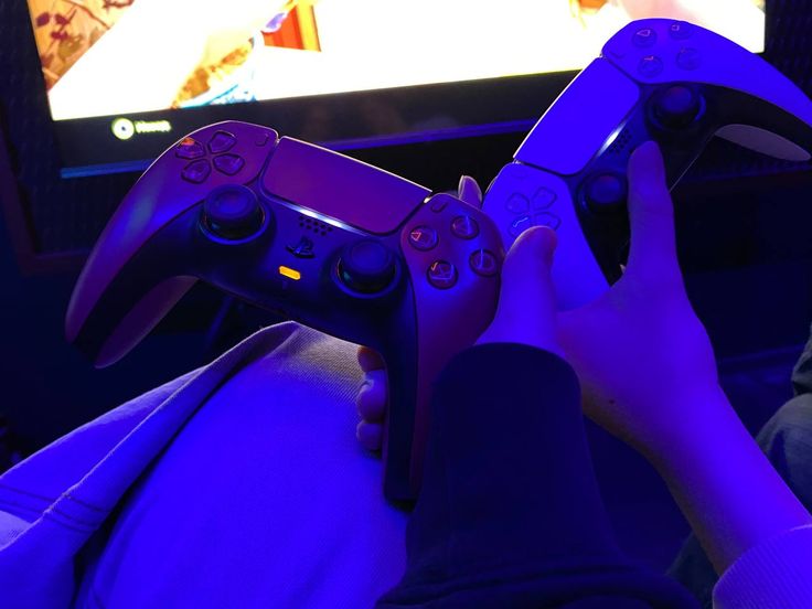 Мне кажется что я уже совсем оборзел, но просто не могу отказать себе в удовольствии и не поддаться на какое-то кошачье поведение. Виктор пока не возмущается от того что на нём мои ноги, а значит всё в порядке