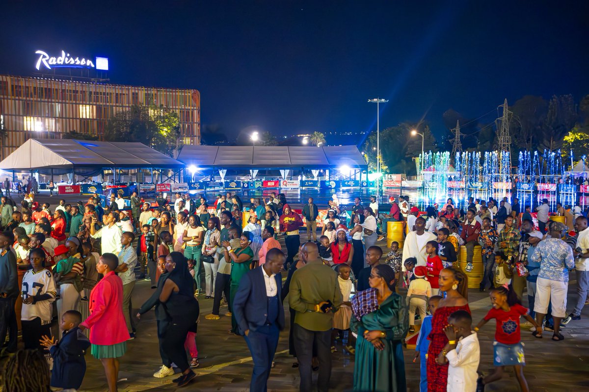 CityofKigali's tweet image. Abakunzi ba ruhago,
kuri uyu wa Gatanu ni mwe mutahiwe kuri KCC Roundabout mu bitaramo byacu bisoza umwaka #KigaliCountdownFest. 

Akazuba gahumbye, na Soccer Day tuzareba imipira izatambuka live, yogezwa n’abanyamakuru dukunda cyane kuri @bbkigalifm (89.7 Fm); batugezaho…