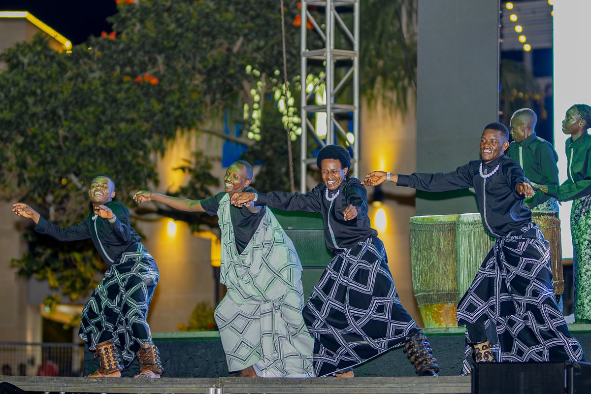 CityofKigali's tweet image. Abakunzi ba ruhago,
kuri uyu wa Gatanu ni mwe mutahiwe kuri KCC Roundabout mu bitaramo byacu bisoza umwaka #KigaliCountdownFest. 

Akazuba gahumbye, na Soccer Day tuzareba imipira izatambuka live, yogezwa n’abanyamakuru dukunda cyane kuri @bbkigalifm (89.7 Fm); batugezaho…