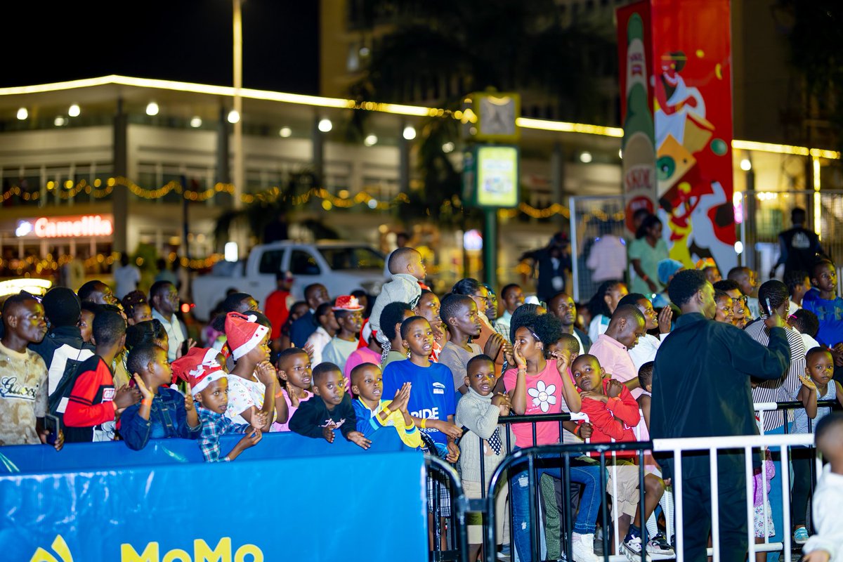 CityofKigali's tweet image. Abakunzi ba ruhago,
kuri uyu wa Gatanu ni mwe mutahiwe kuri KCC Roundabout mu bitaramo byacu bisoza umwaka #KigaliCountdownFest. 

Akazuba gahumbye, na Soccer Day tuzareba imipira izatambuka live, yogezwa n’abanyamakuru dukunda cyane kuri @bbkigalifm (89.7 Fm); batugezaho…