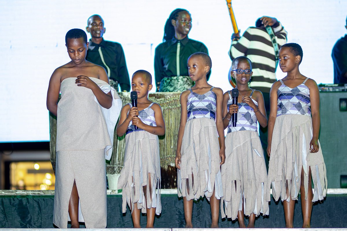 CityofKigali's tweet image. Abakunzi ba ruhago,
kuri uyu wa Gatanu ni mwe mutahiwe kuri KCC Roundabout mu bitaramo byacu bisoza umwaka #KigaliCountdownFest. 

Akazuba gahumbye, na Soccer Day tuzareba imipira izatambuka live, yogezwa n’abanyamakuru dukunda cyane kuri @bbkigalifm (89.7 Fm); batugezaho…