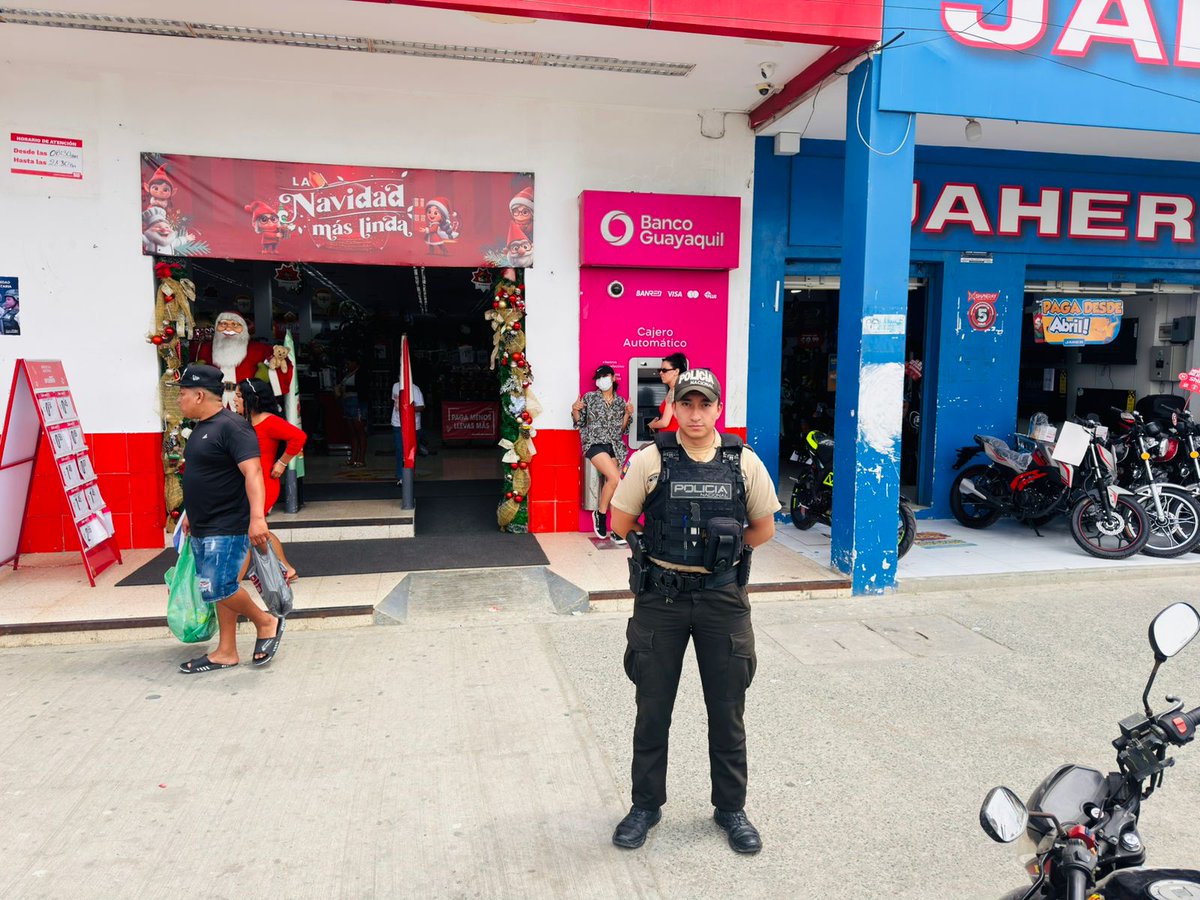 PoliciaEcZona4's tweet photo. PRESENCIA POLICIAL
En el distrito #Sucre, mantenemos presencia policial en los sectores comerciales, turísticos y de mayor afluencia de personas, brindando seguridad y previniendo actos delictivos.

#DiciembreConAcciónYCompromiso
#ServirYProtegerConFirmeza https://t.co/eMFqsKVlvr