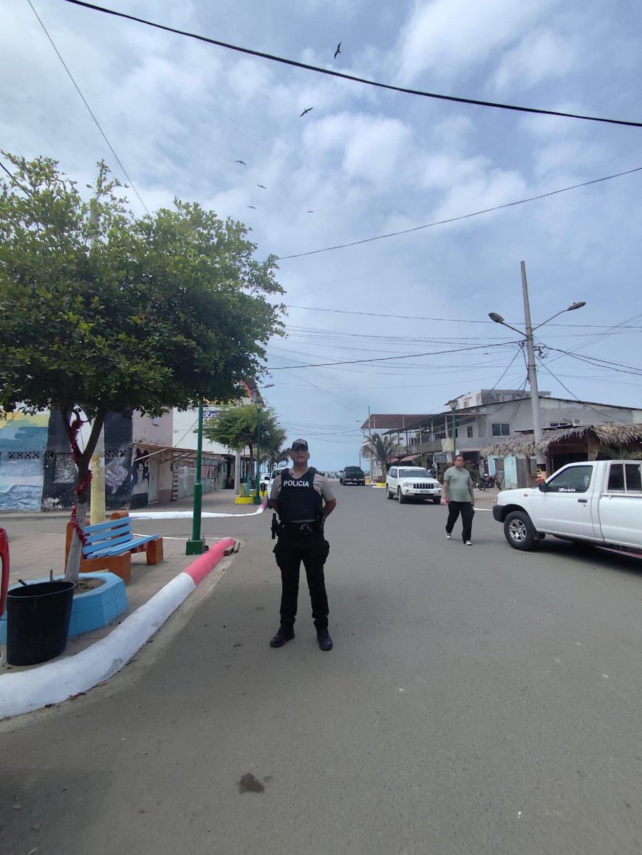 PoliciaEcZona4's tweet photo. PRESENCIA POLICIAL
En el distrito #Sucre, mantenemos presencia policial en los sectores comerciales, turísticos y de mayor afluencia de personas, brindando seguridad y previniendo actos delictivos.

#DiciembreConAcciónYCompromiso
#ServirYProtegerConFirmeza https://t.co/eMFqsKVlvr