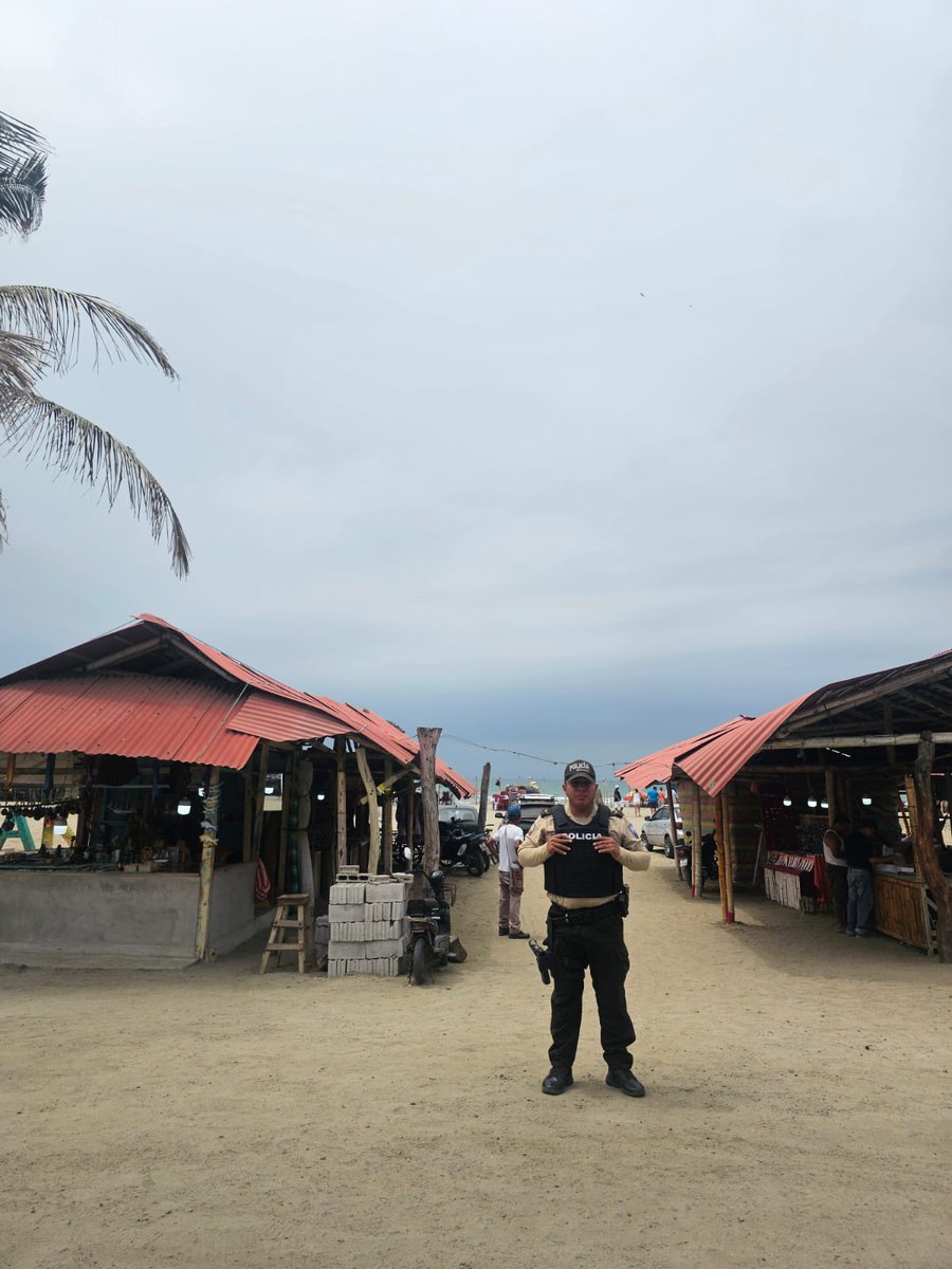 PoliciaEcZona4's tweet photo. PRESENCIA POLICIAL
En el distrito #Sucre, mantenemos presencia policial en los sectores comerciales, turísticos y de mayor afluencia de personas, brindando seguridad y previniendo actos delictivos.

#DiciembreConAcciónYCompromiso
#ServirYProtegerConFirmeza https://t.co/eMFqsKVlvr