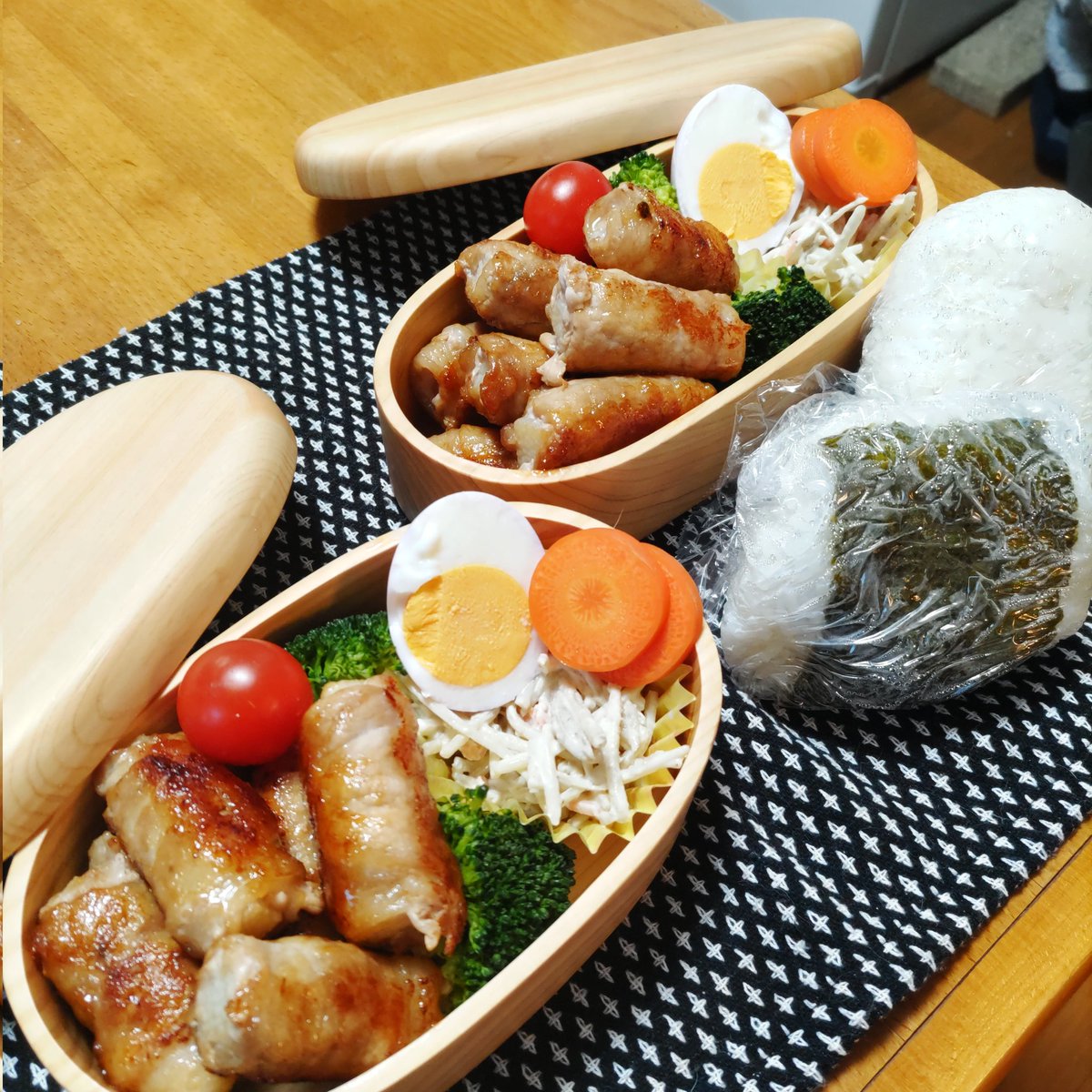 mayu2wind's tweet image. 今日の曲げわっぱお弁当は、長芋の肉巻き、ゆで卵の岩下漬け、ごぼうサラダ、蒸しブロッコリー、ミニトマト、人参の糠漬け、塩昆布おむすび。