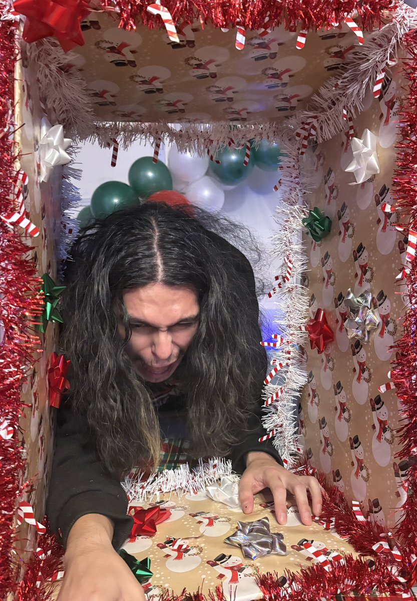 Singularity_lol's tweet photo. Happy #hastwtselfieday for all of #hastwt 
Was a crazy year but now we can do even more NEXT year 🫡 
Merry Christmas to those who celebrate and happy wokemas to those who don’t https://t.co/VmMyNMeYqZ
