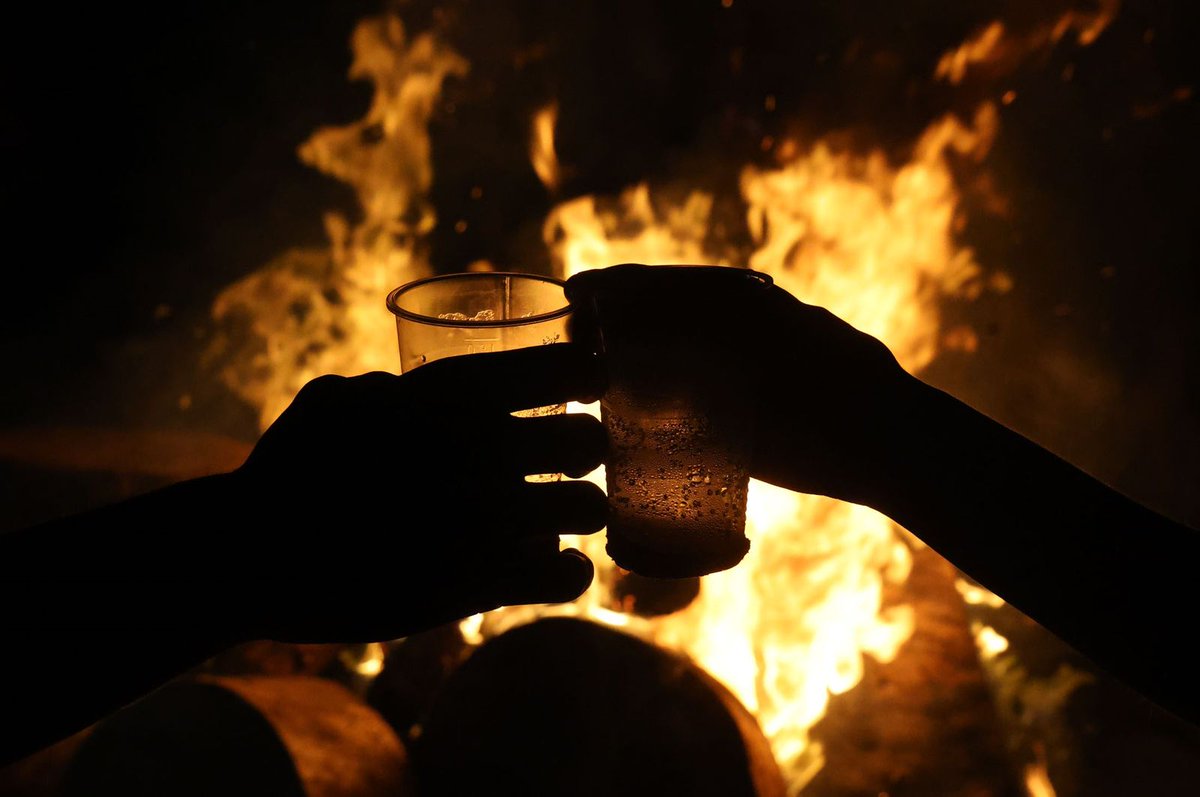 🔥 Chaque 24 décembre, dans les Landes, les habitants allument des feux autour desquels ils se rassemblent pour partager un moment de convivialité. 
Cette tradition séculaire qui marque le solstice d'hiver se nomme la "halha de Nadau" et demeure particulièrement vive en Chalosse.