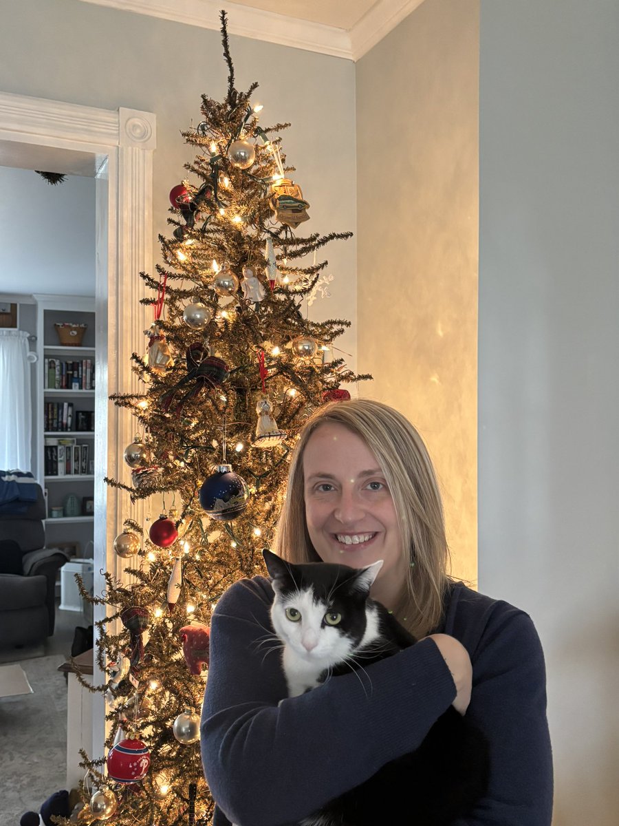 LindstheReader's tweet image. Merry Christmas from Vilma and Hoomom!