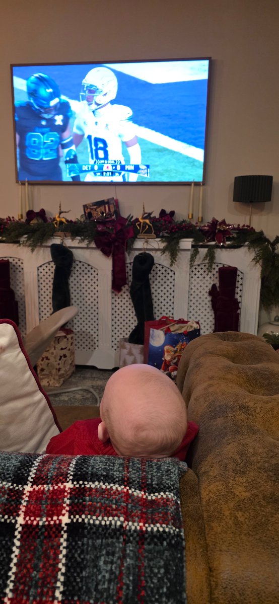 Kates_Curves's tweet photo. Is this the NFL's youngest fan? Definitely in ireland at least 🏈#NFLonNetflix https://t.co/RQViAemHWb