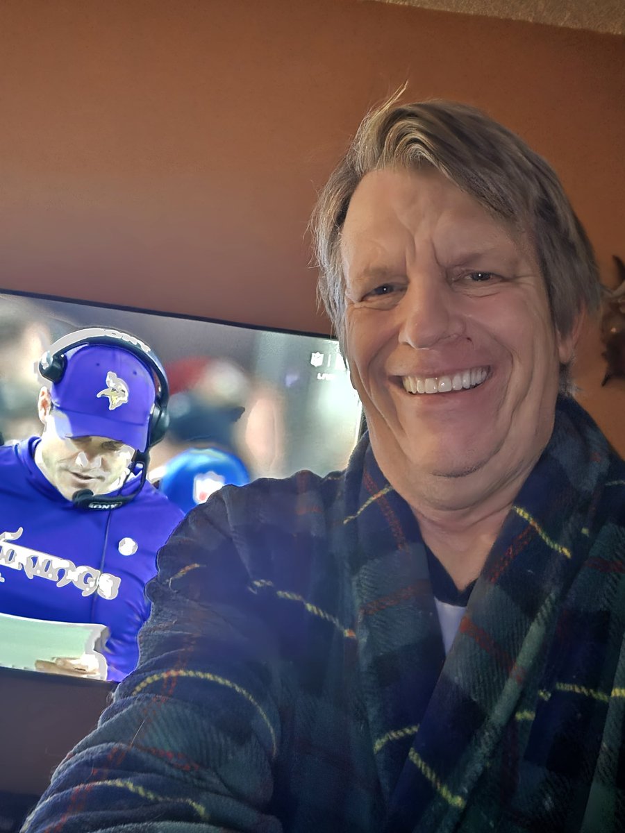 lashish's tweet image. Hello from Montreal Canada
#NFLonNetflix #skol