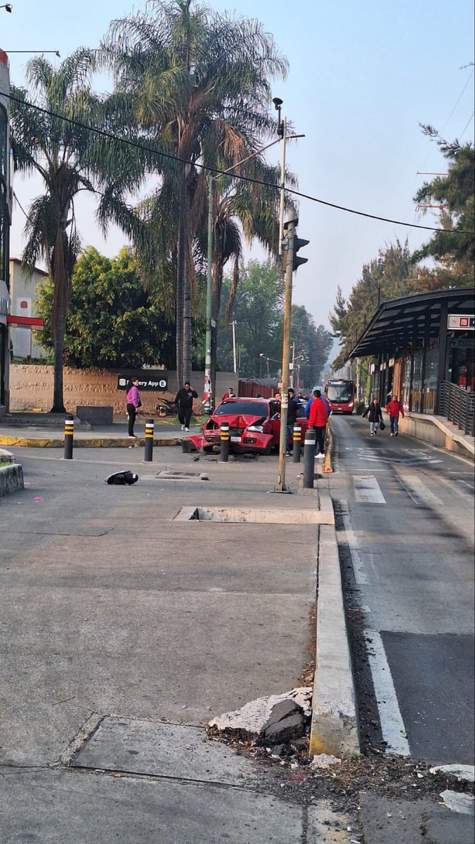Pendejo descubre que echarle lámina a los bolardos para que se quiten no es tan facil como amedrentar a los peatones.