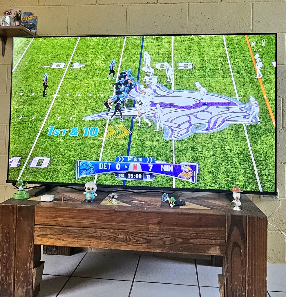 Mdanyel1102's tweet photo. Watching #NFLonNetflix from EL SALVADOR🇸🇻🇸🇻🏈 https://t.co/cZugJK5tQB
