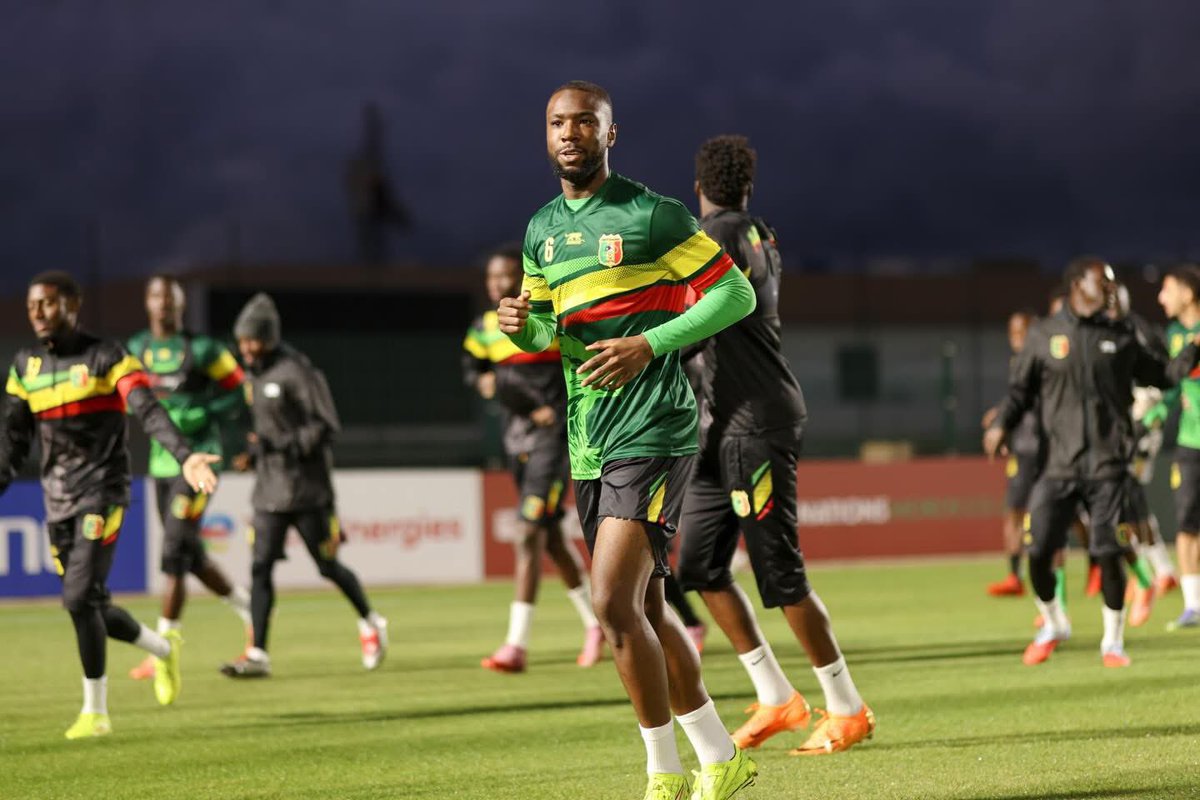 nationfootmali's tweet image. Dernière séance avant la rencontre : Bissouma et Niakaté sont bien présents avec le groupe.
Hamari ne s’est pas entraîné avec le groupe.