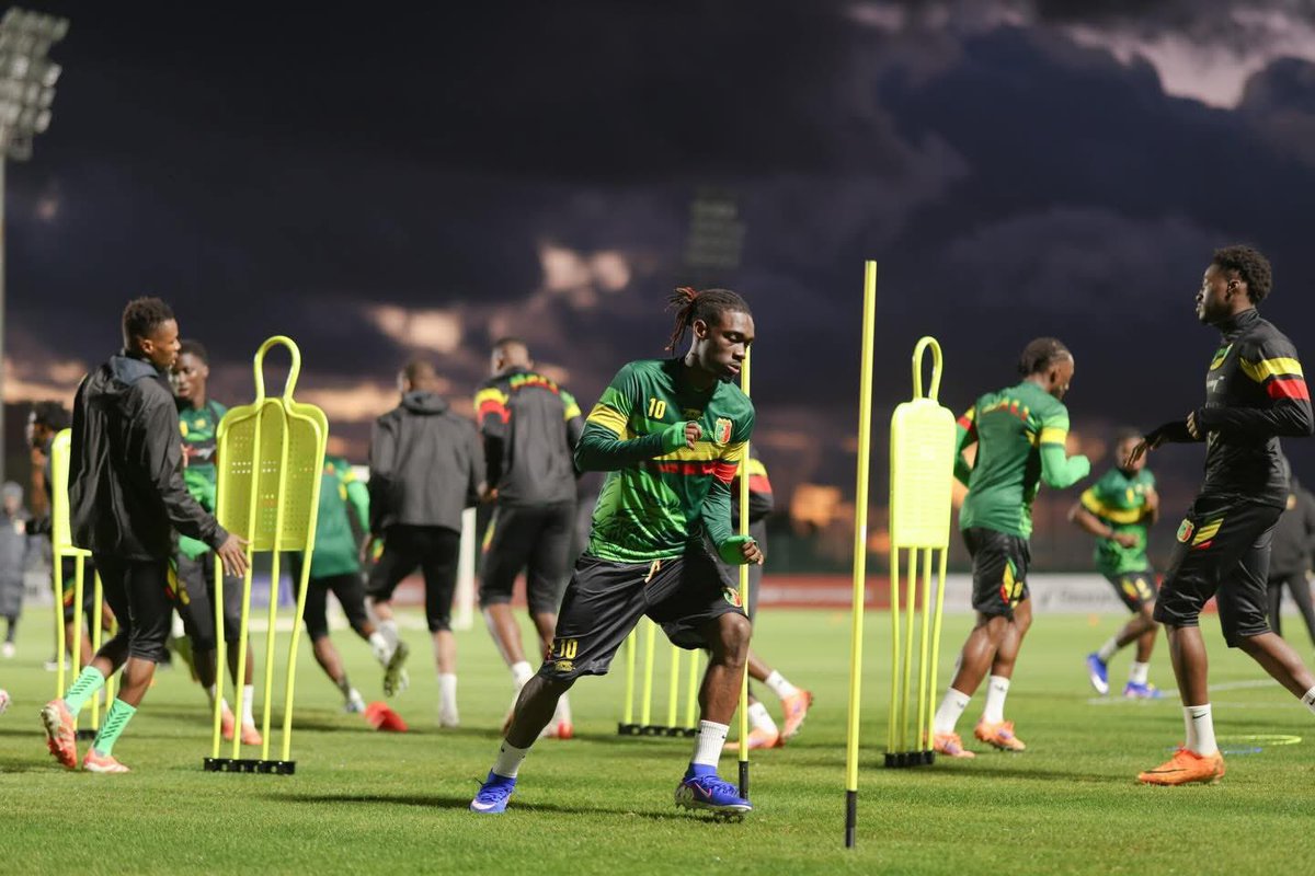 nationfootmali's tweet image. Dernière séance avant la rencontre : Bissouma et Niakaté sont bien présents avec le groupe.
Hamari ne s’est pas entraîné avec le groupe.