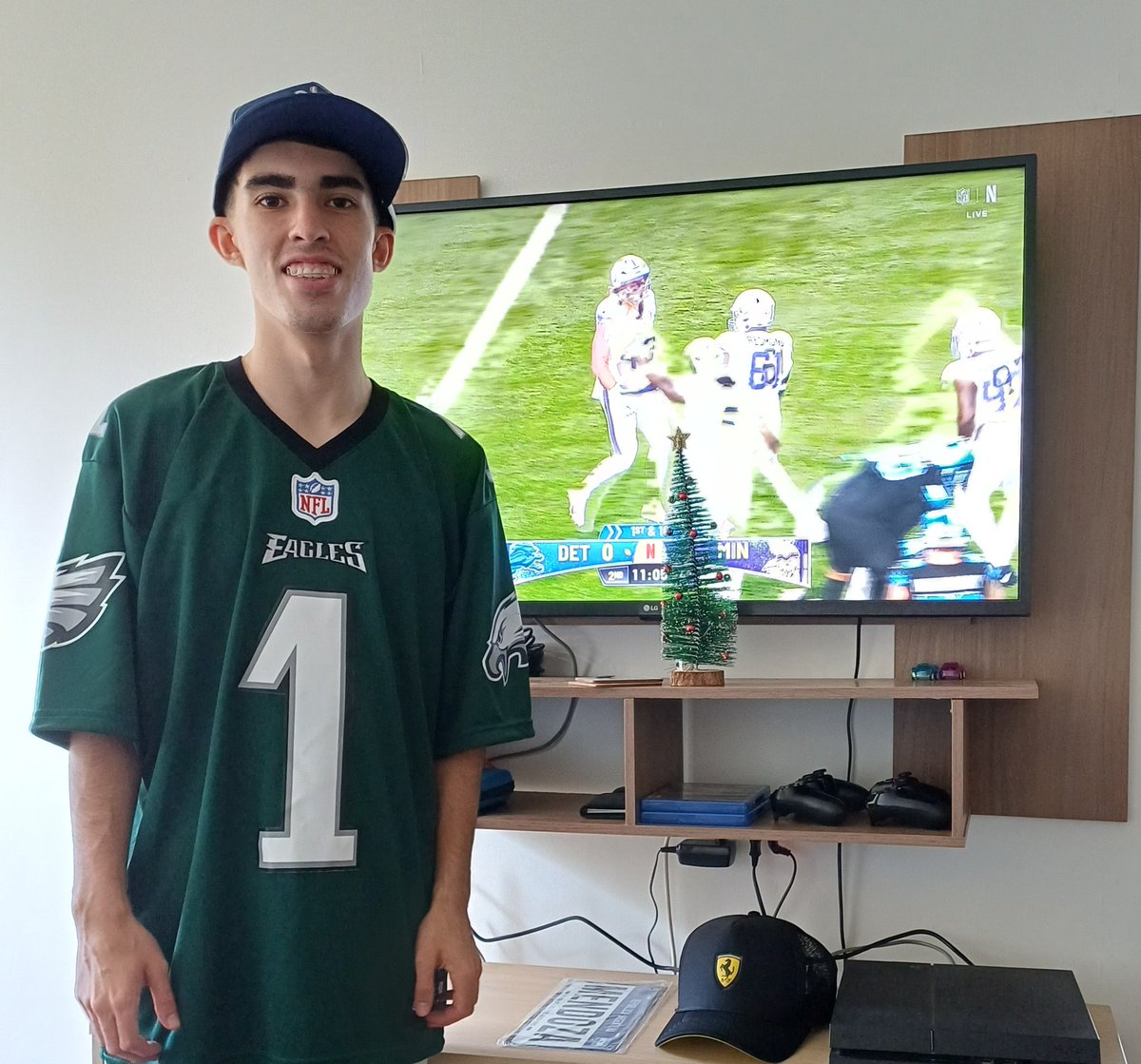 Fjalilie's tweet photo. NFL en Navidad 🏈🎄 Saludos desde Viña del Mar, Chile 🇨🇱 #NFLonNetflix https://t.co/vWoDLjtbXH