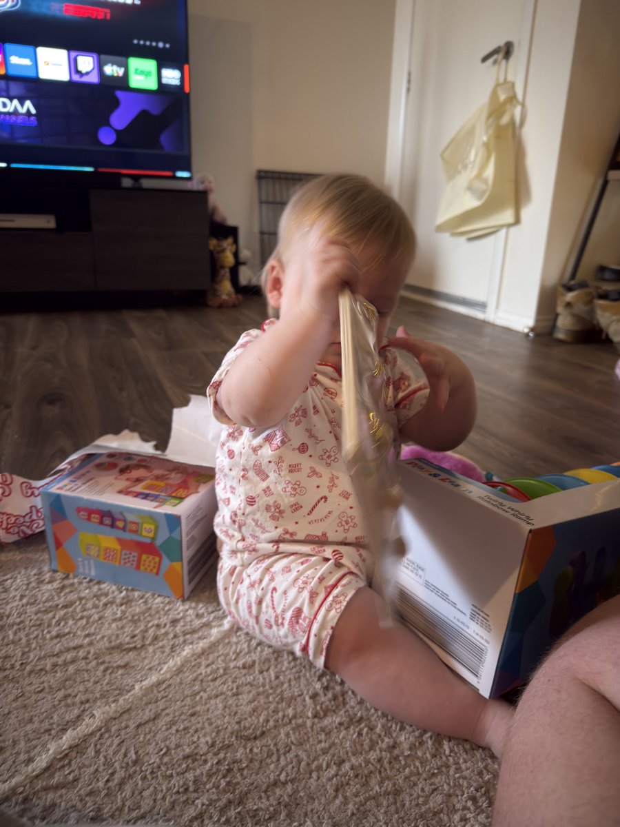 itsapricityx's tweet photo. Christmas and a 1 year old 🩷
So bittersweet and excited to see what this next year brings for our little family https://t.co/zMJdahTCVJ