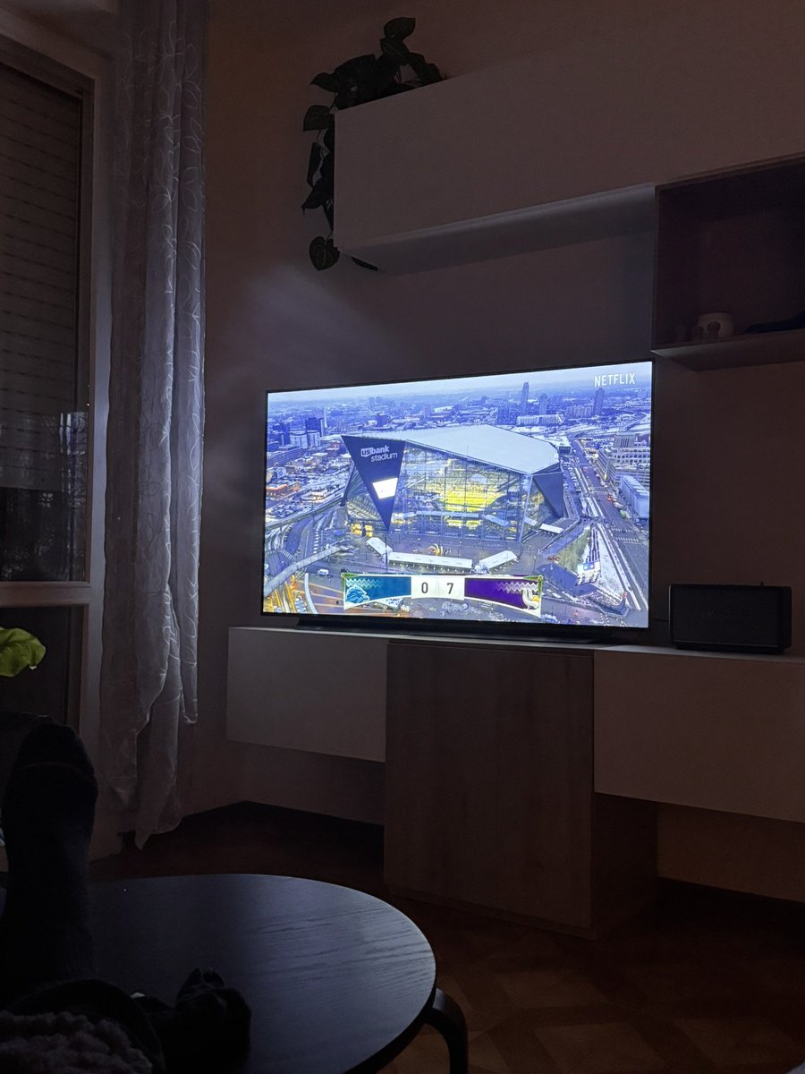 Maxde1max's tweet photo. Go Vikings!!!!!!!!!!!!
From Italy 🇮🇹

#Skol 
#NFLonNetflix https://t.co/KlxYUqS84d