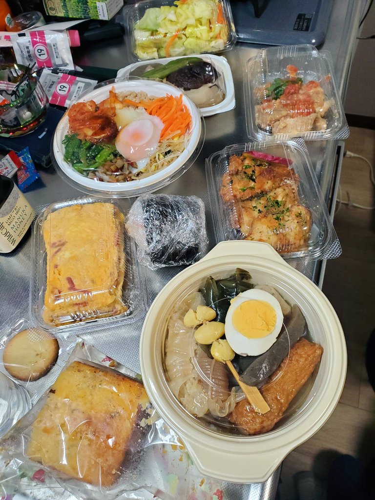 CookTsuchan's tweet image. 家の食料がなくなったので、七里のそ～すで大収穫してきました+昨日頂いたケーキあざざます🐯
これで2000円くらいとか安すぎて困るけどこっちは助かるw

今週は土曜日までお惣菜あるます🐥
鯖の竜田揚げとか紅しょうが玉子焼きとかマジで推せます🌸

Mrs.GREEN…
