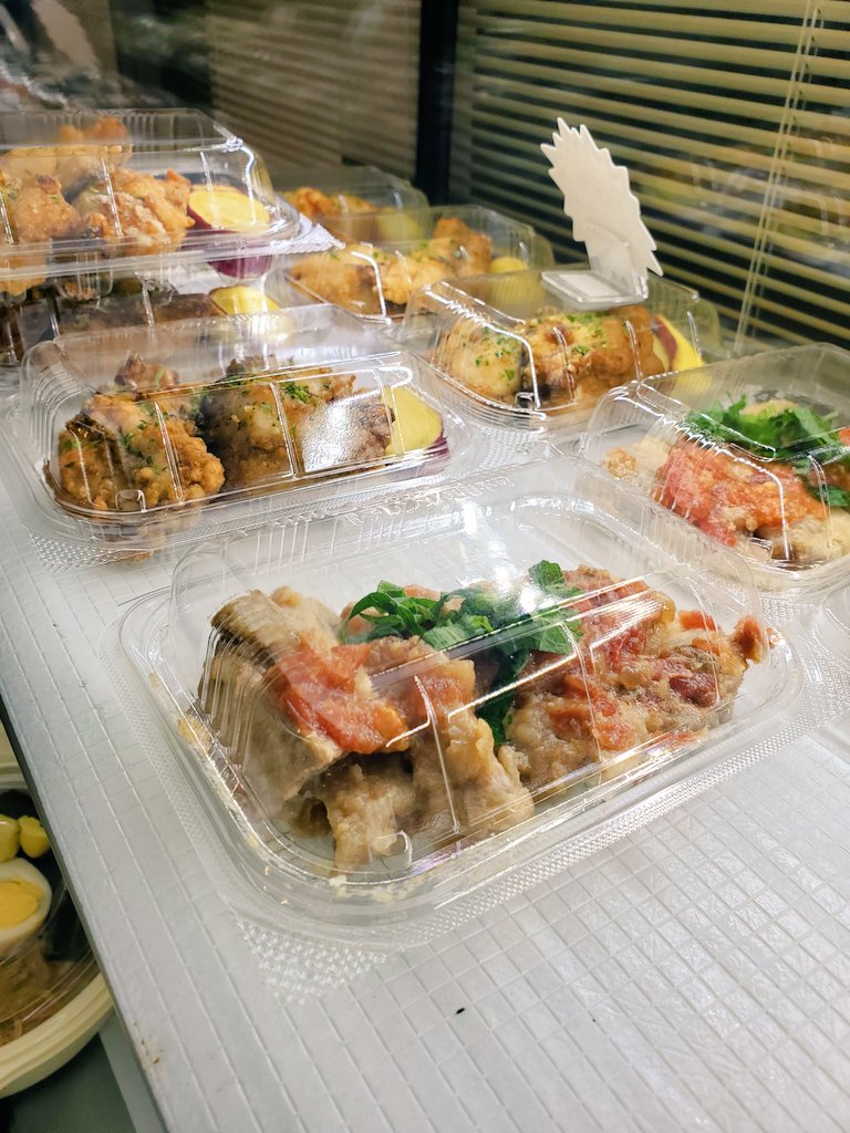 CookTsuchan's tweet image. 家の食料がなくなったので、七里のそ～すで大収穫してきました+昨日頂いたケーキあざざます🐯
これで2000円くらいとか安すぎて困るけどこっちは助かるw

今週は土曜日までお惣菜あるます🐥
鯖の竜田揚げとか紅しょうが玉子焼きとかマジで推せます🌸

Mrs.GREEN…